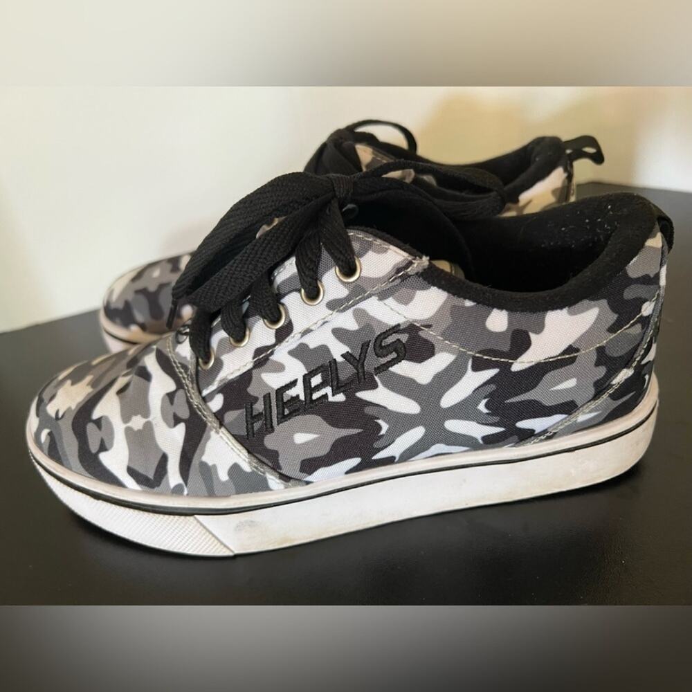 HEELYS BOYS “CAMO” SNEAKER SIZE 6 MINT